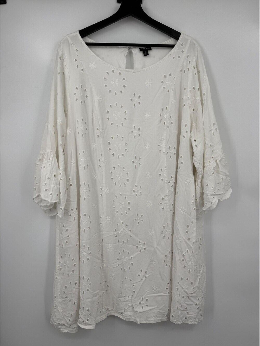 Torrid Womens Shift Dress White Eyelet Floral Keyhole Back Bell Sleeve Size 4